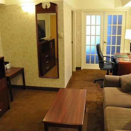 Travelodge By Wyndham Lloydminster Ngoại thất bức ảnh