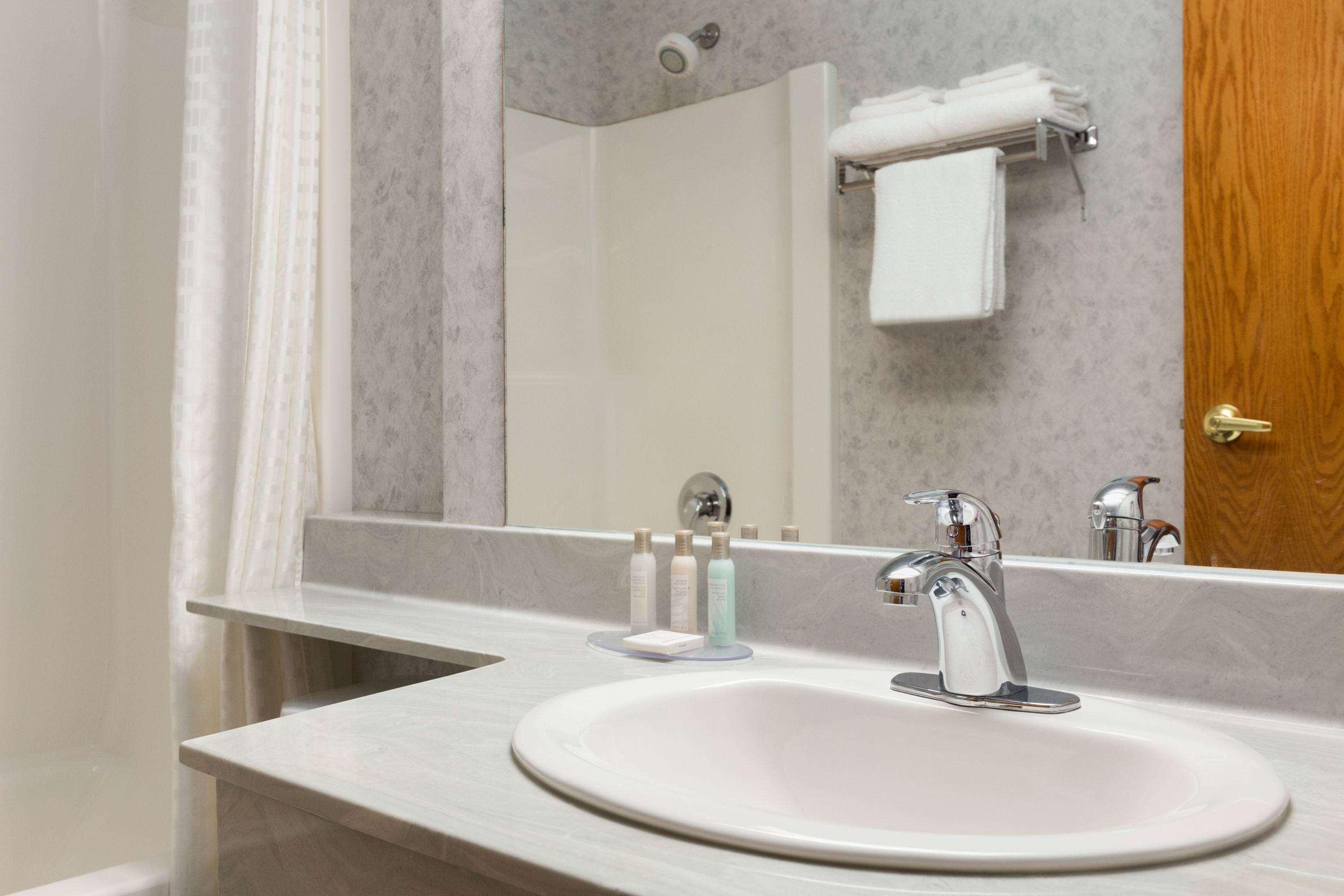 Travelodge By Wyndham Lloydminster Ngoại thất bức ảnh