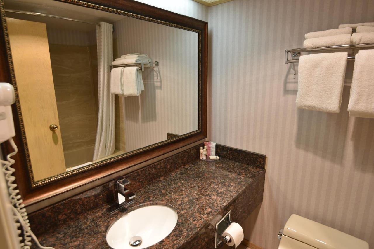 Travelodge By Wyndham Lloydminster Ngoại thất bức ảnh