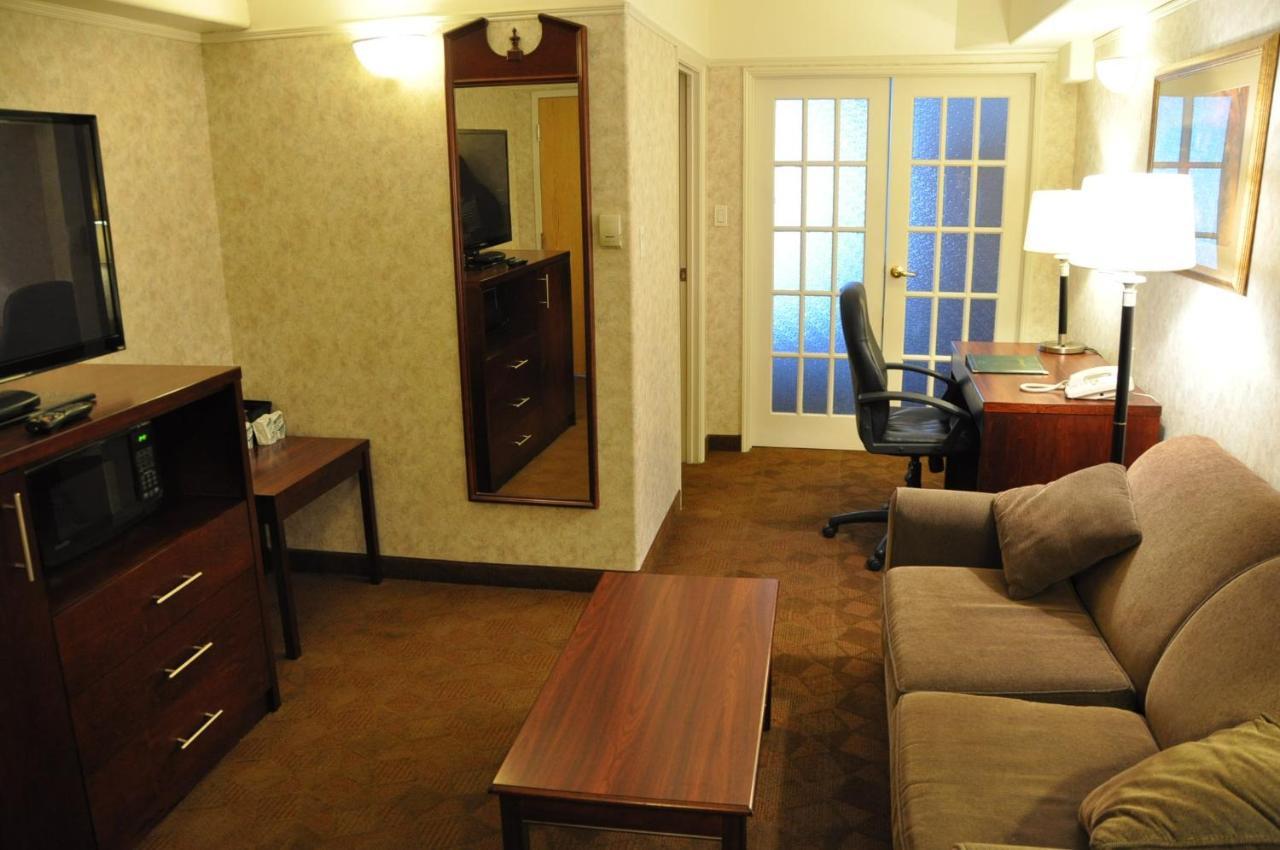 Travelodge By Wyndham Lloydminster Ngoại thất bức ảnh