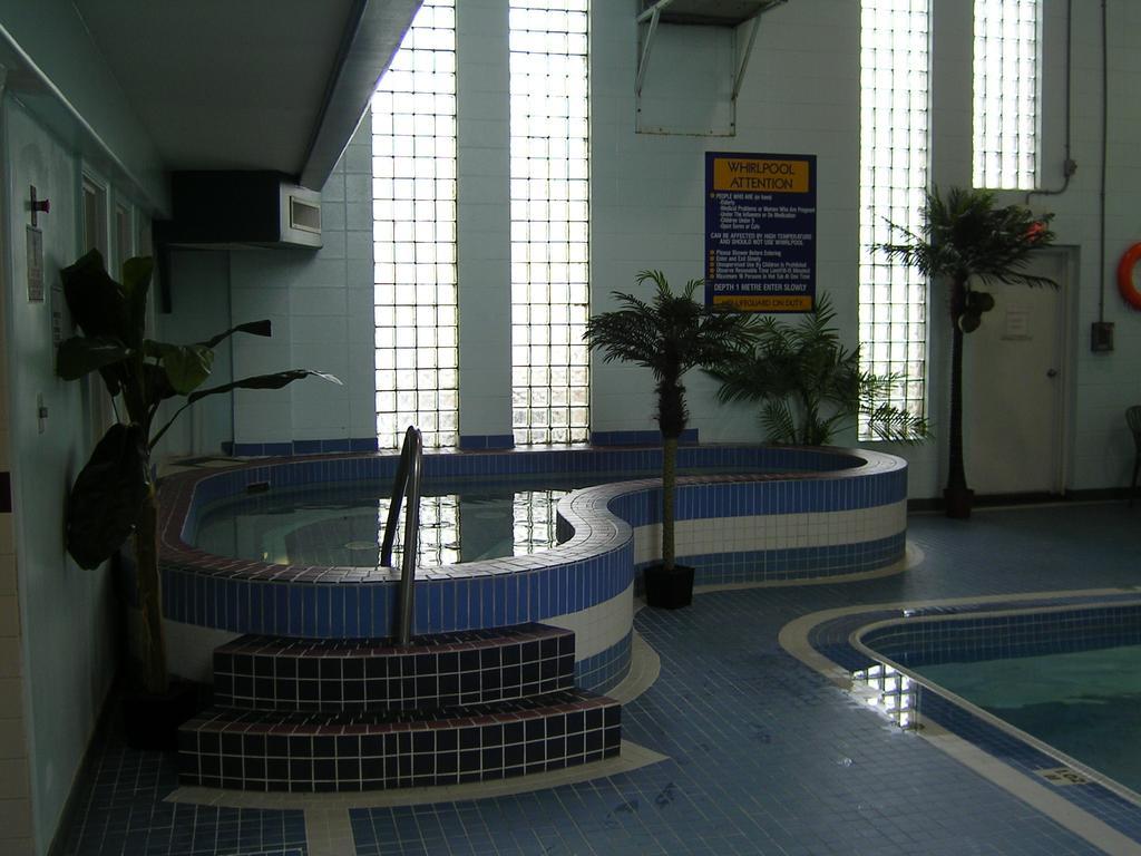 Travelodge By Wyndham Lloydminster Ngoại thất bức ảnh