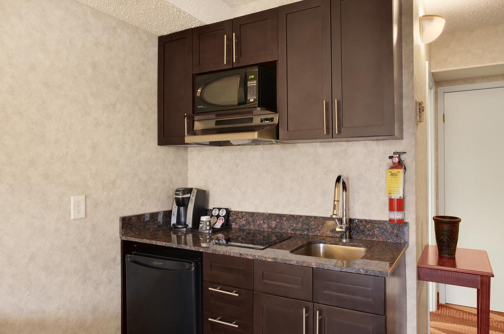 Travelodge By Wyndham Lloydminster Ngoại thất bức ảnh